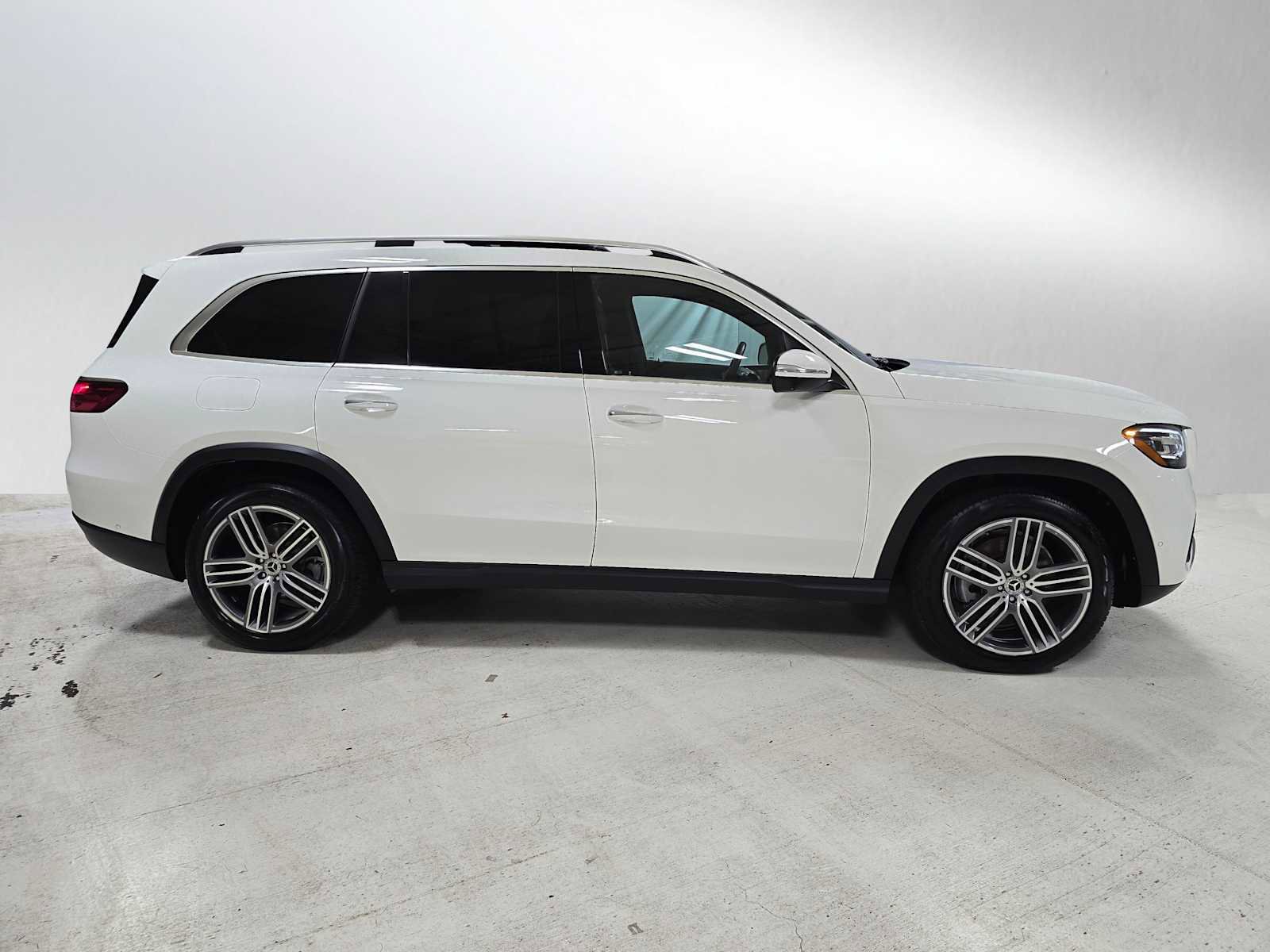 Used 2024 Mercedes-Benz GLS 450 4MATIC image 2