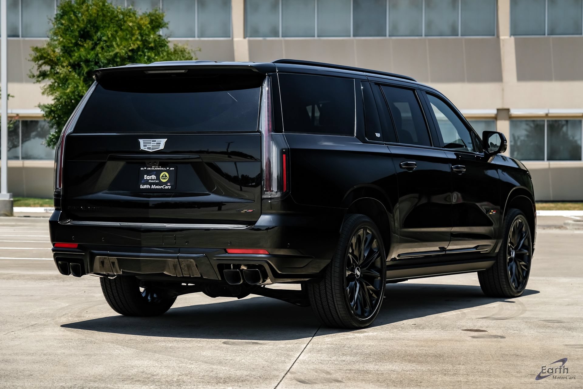 Used 2026 Cadillac Escalade ESV V w/ LPO, ONYX Package AWD/4WD image 18