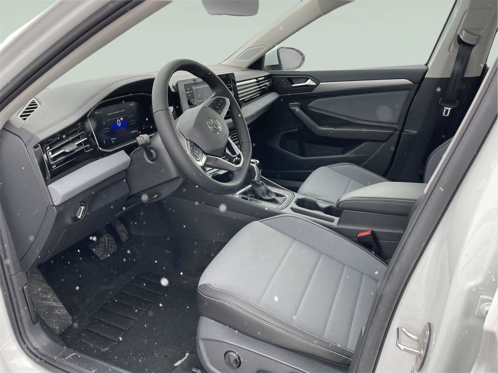 Used 2025 Volkswagen Jetta SE w/ Sunroof Package image 12