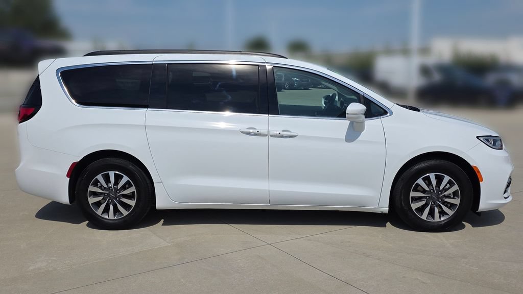 Used 2022 Chrysler Pacifica Touring-L FWD image 6
