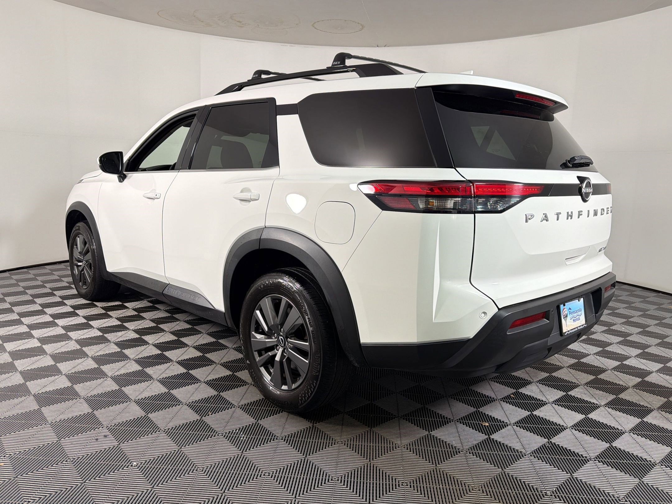 Used 2022 Nissan Pathfinder SV image 3