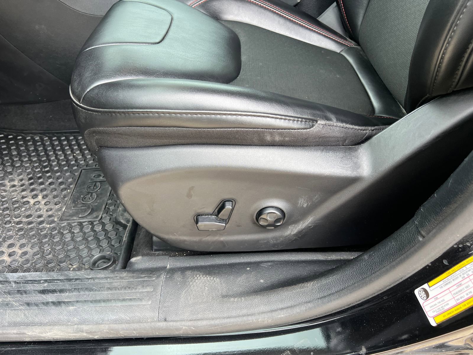 Used 2020 Jeep Cherokee Trailhawk w/ Comfort/Convenience Group AWD/4WD image 18