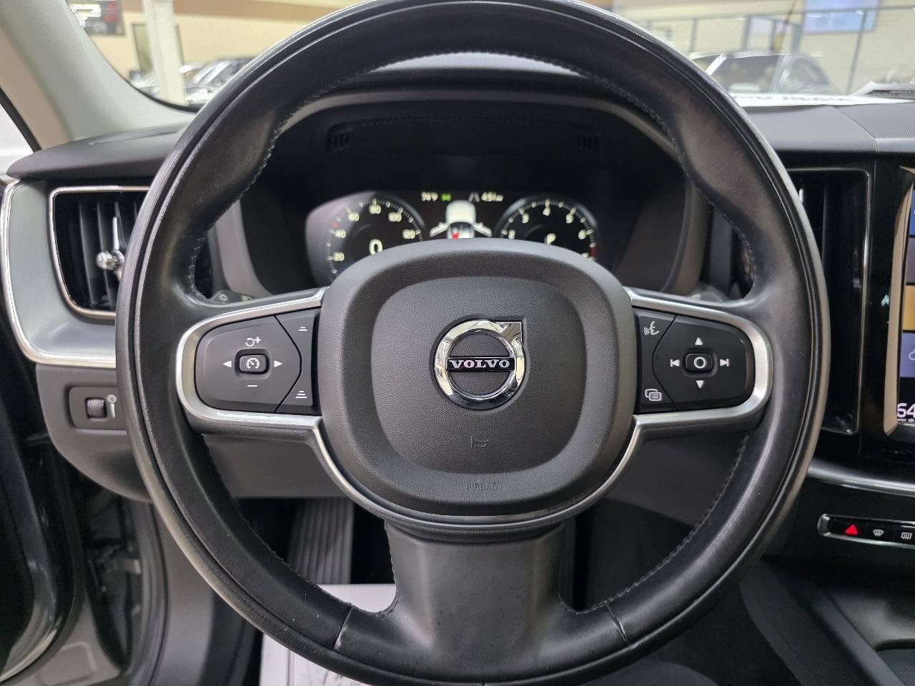 Used 2018 Volvo XC60 T5 Momentum w/ Convenience Package AWD/4WD image 30