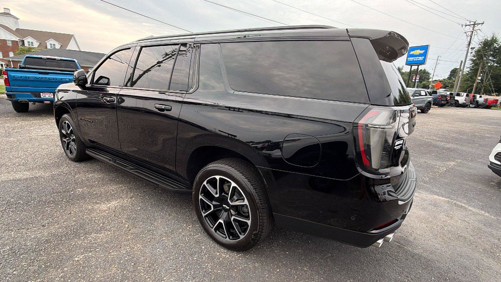 Used 2025 Chevrolet Suburban RST w/ Comfort Package RWD image 11