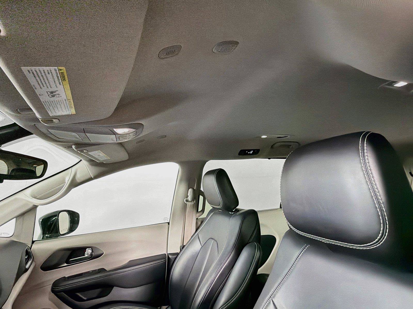 Used 2024 Chrysler Pacifica Touring-L FWD image 5