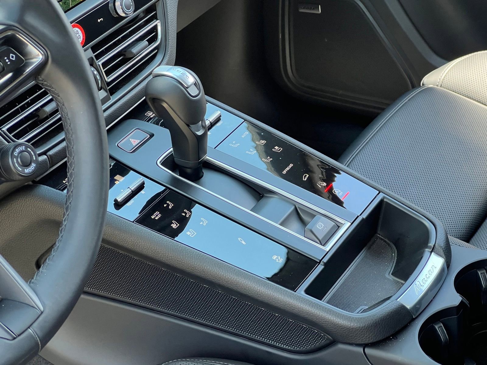 Certified 2025 Porsche Macan AWD/4WD image 31