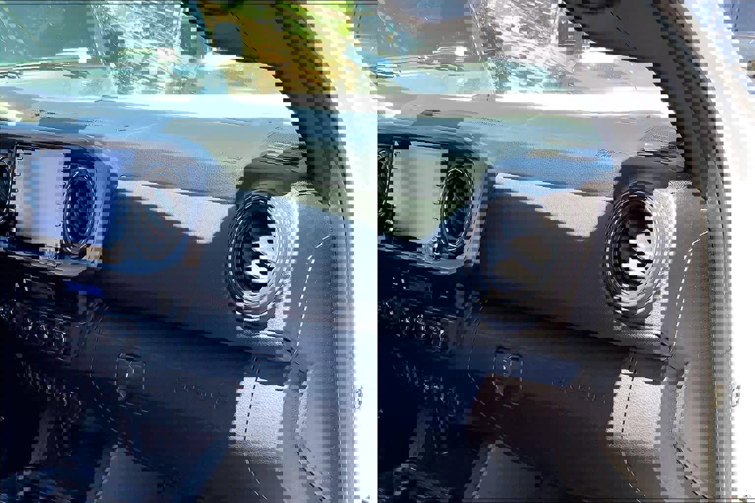 Used 2021 Toyota Tacoma TRD Off-Road w/ Technology Package AWD/4WD image 18