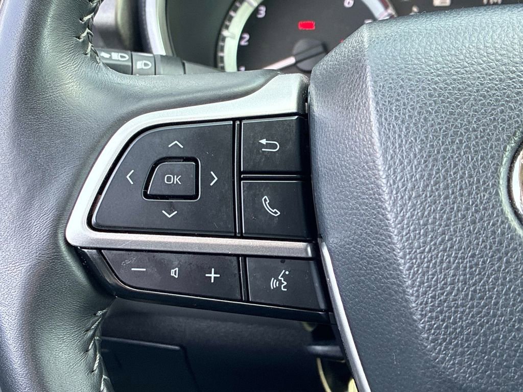Used 2024 Toyota Highlander XLE image 30