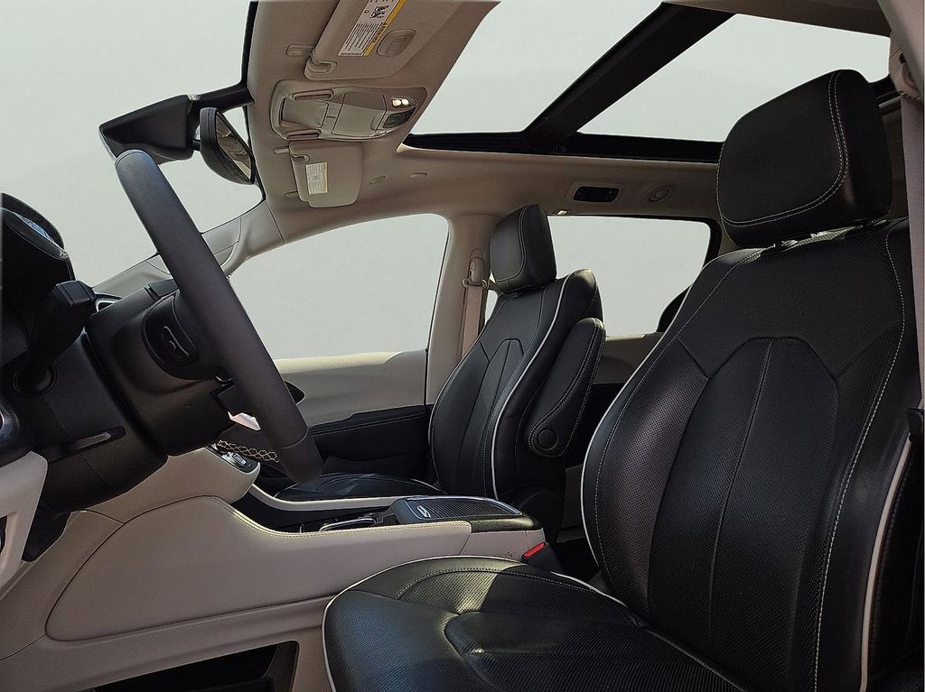 Used 2023 Chrysler Pacifica Limited image 14