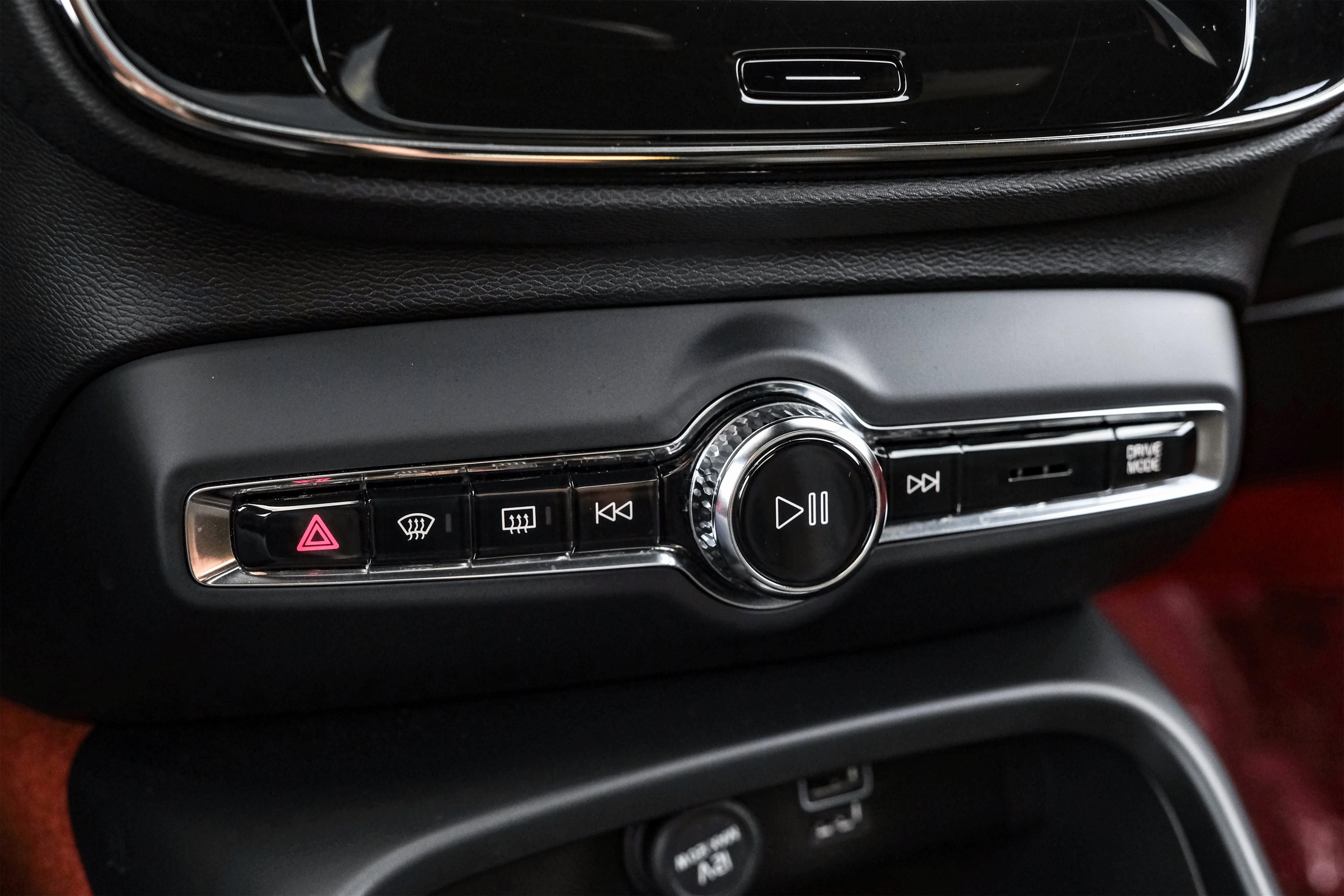 Used 2021 Volvo XC40 T4 R-Design image 25