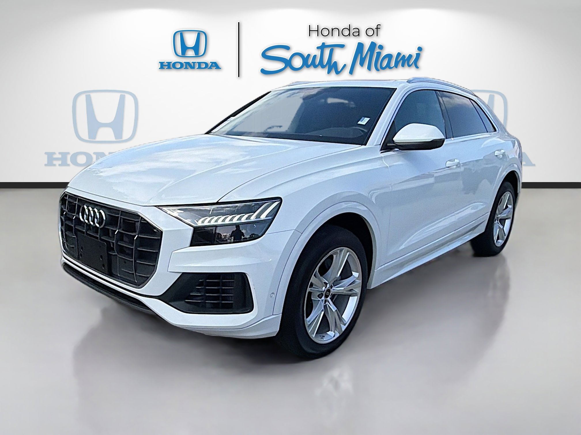 Used 2023 Audi Q8 Premium image 3