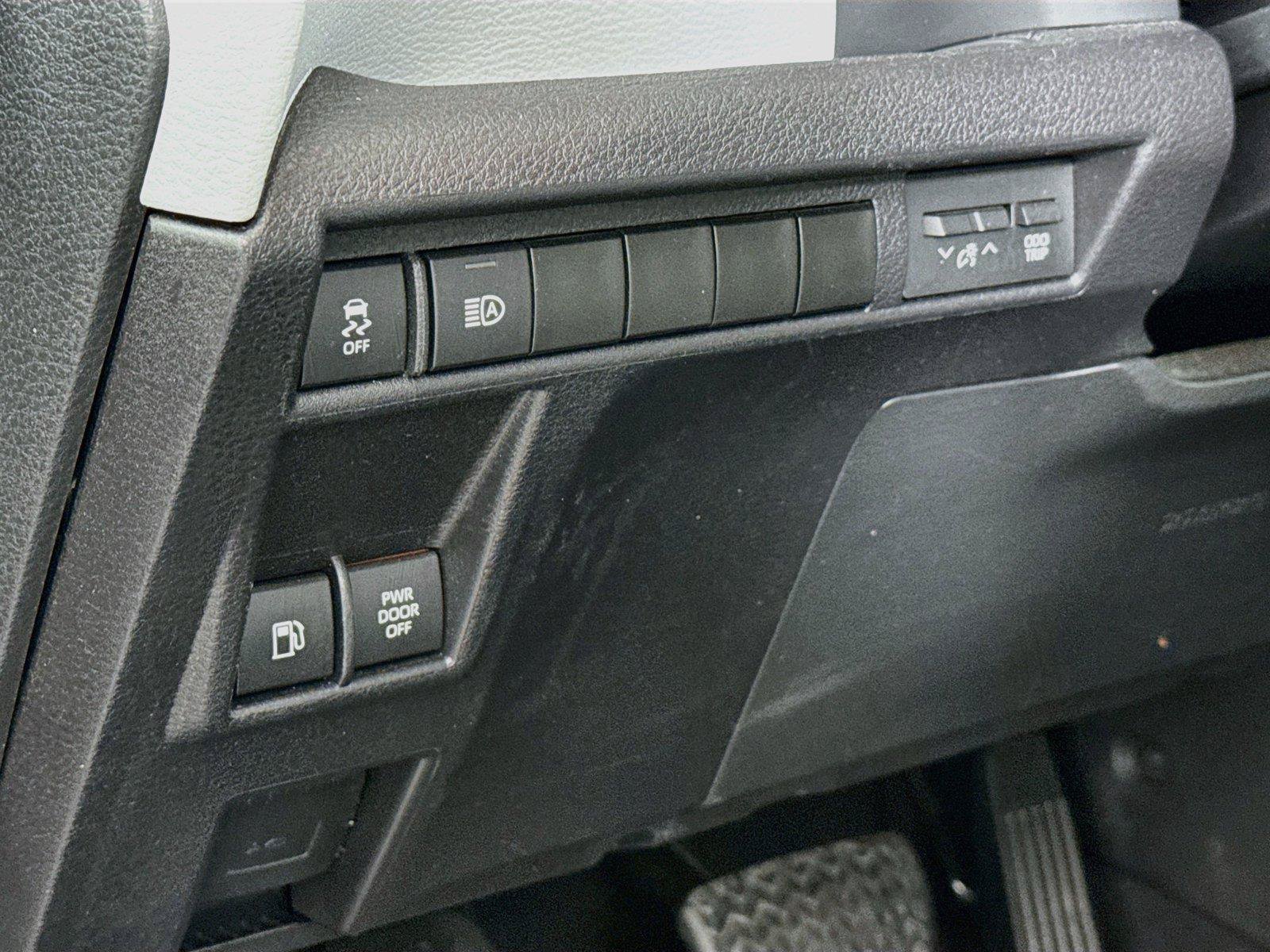 Certified 2025 Toyota Sienna XLE FWD image 16