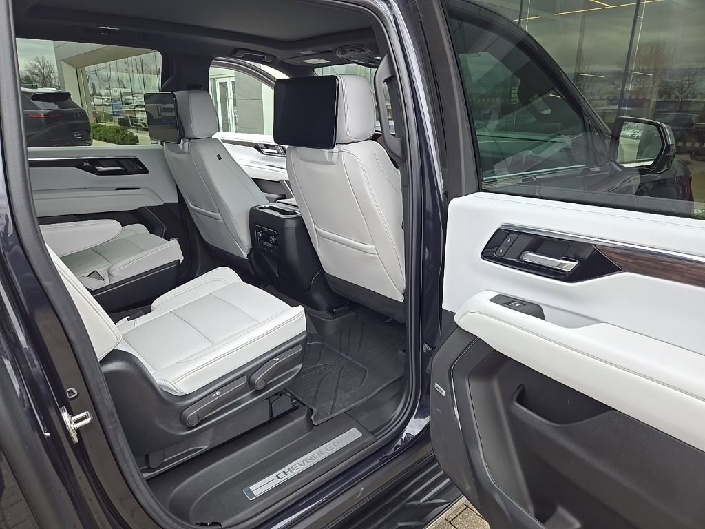 Used 2025 Chevrolet Suburban Premier image 19
