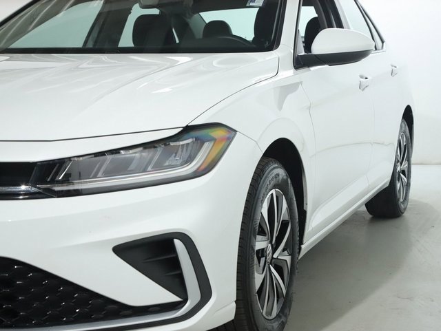 Certified 2025 Volkswagen Jetta S image 4