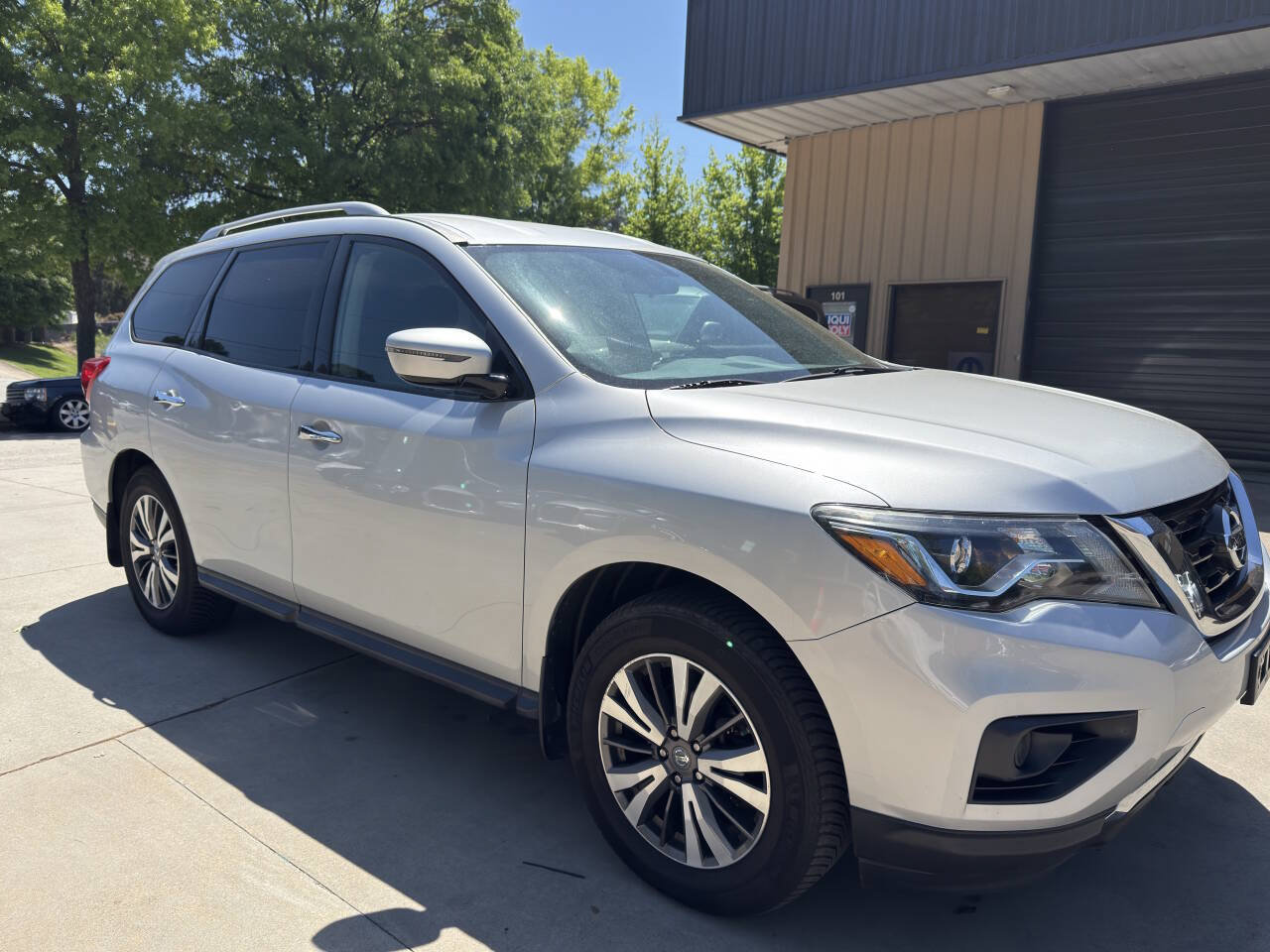 Used 2017 Nissan Pathfinder S AWD/4WD image 5