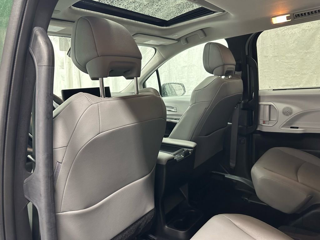 Used 2025 Toyota Sienna XLE image 50