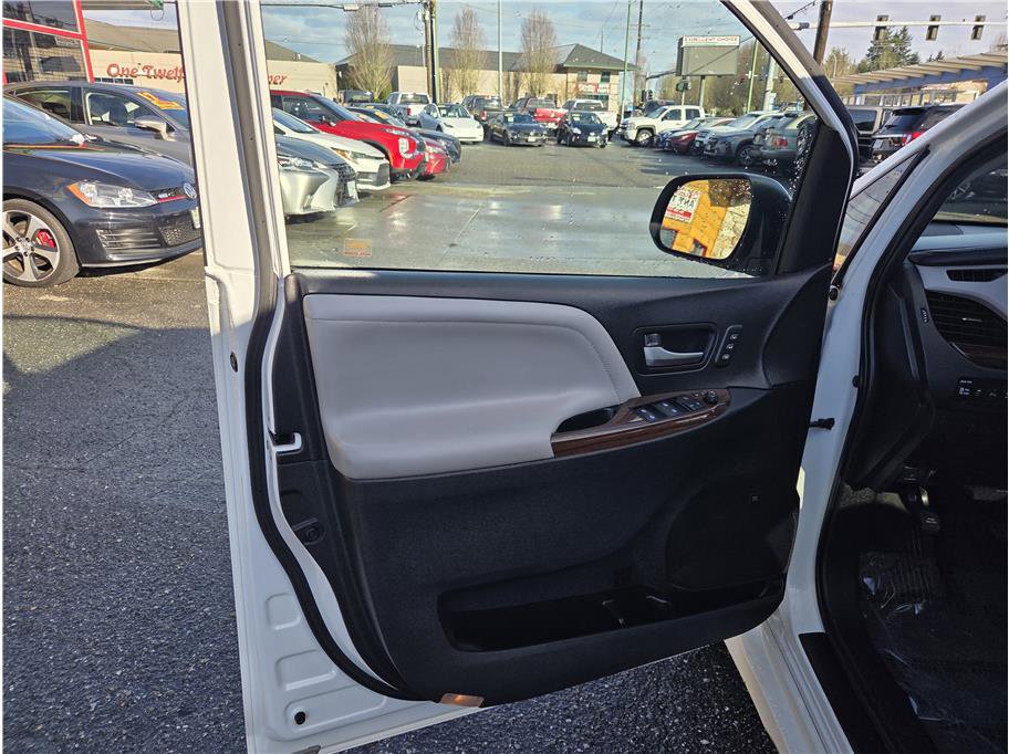 Used 2020 Toyota Sienna Limited Premium w/ Carpet Mat Package image 12