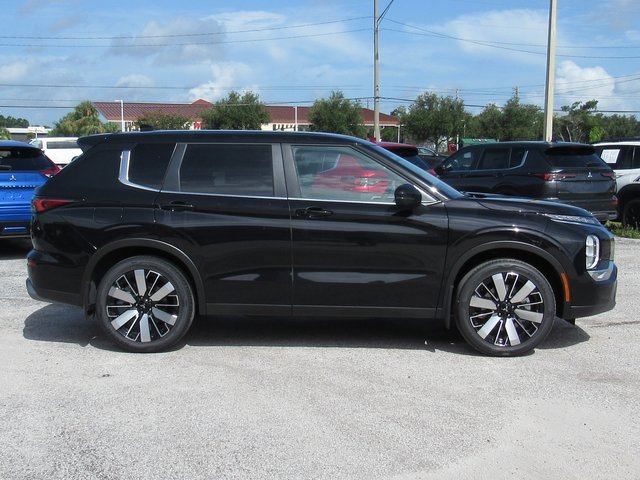 New 2025 Mitsubishi Outlander SE image 2