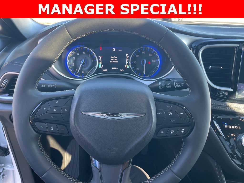 Used 2025 Chrysler Pacifica Limited image 25