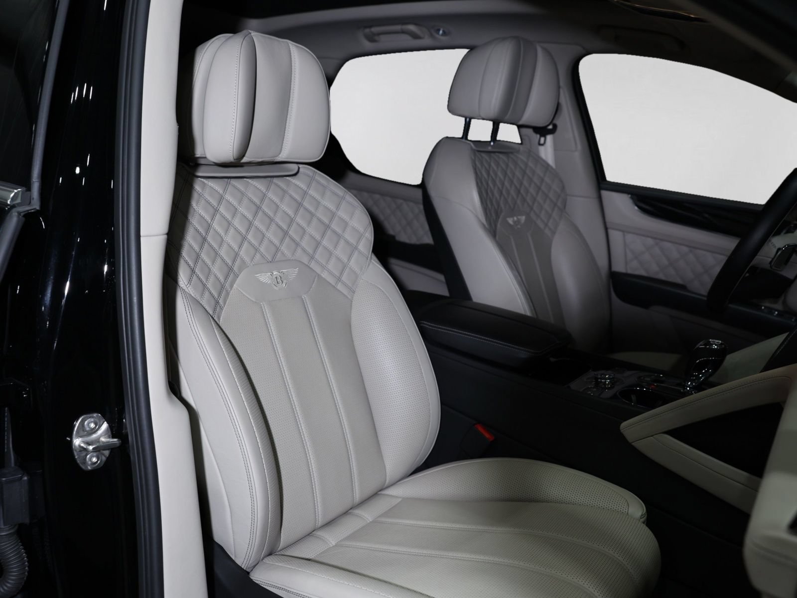 Used 2021 Bentley Bentayga w/ First Edition Specification AWD/4WD image 32