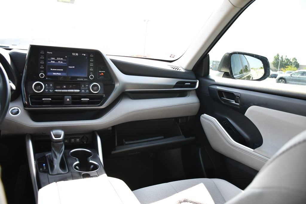 Used 2021 Toyota Highlander LE FWD image 24