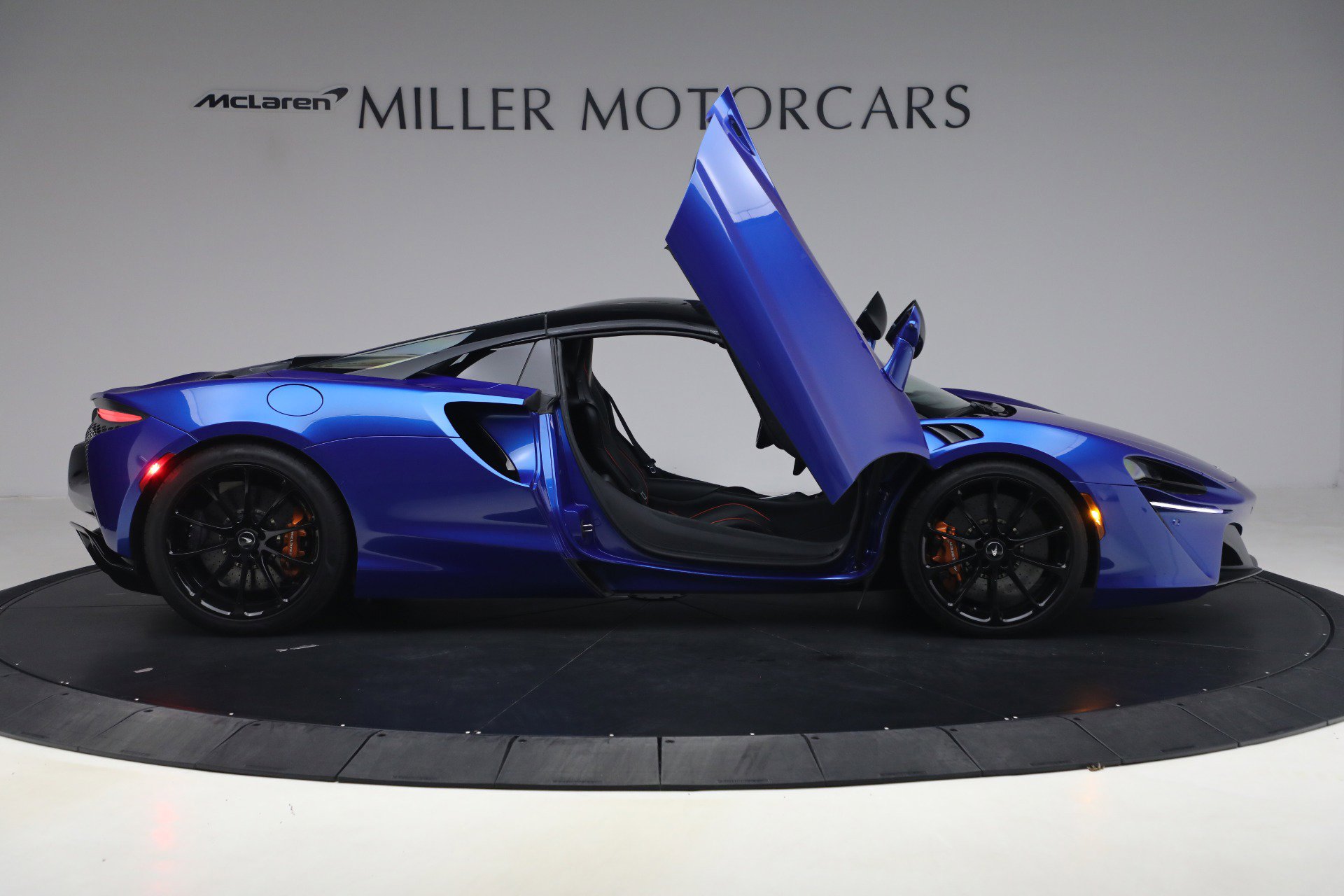 Used 2025 McLaren Artura Spider image 19