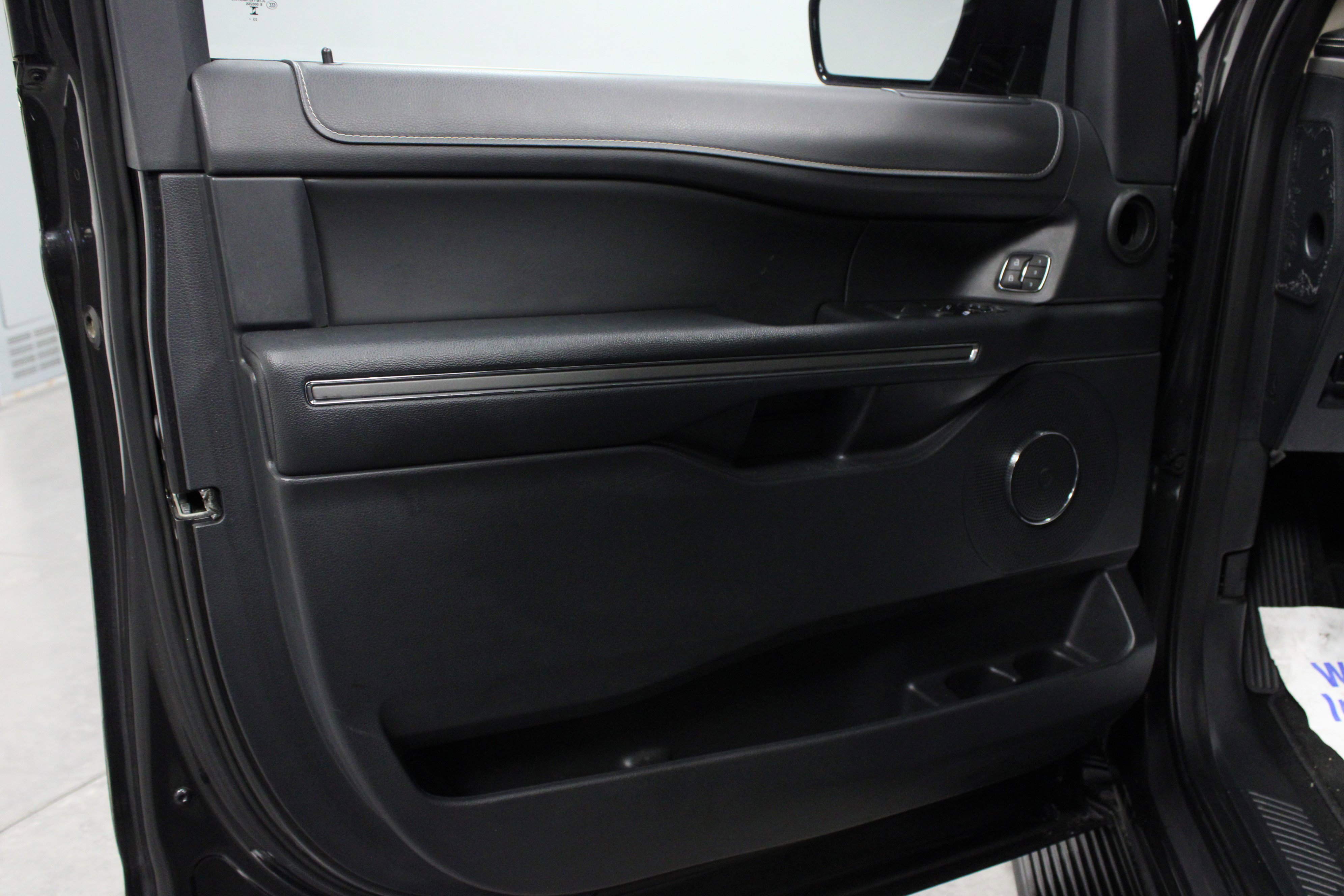 Used 2024 Ford Expedition XLT image 11