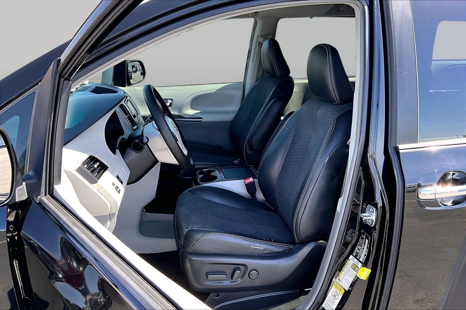 Used 2014 Toyota Sienna SE FWD image 25
