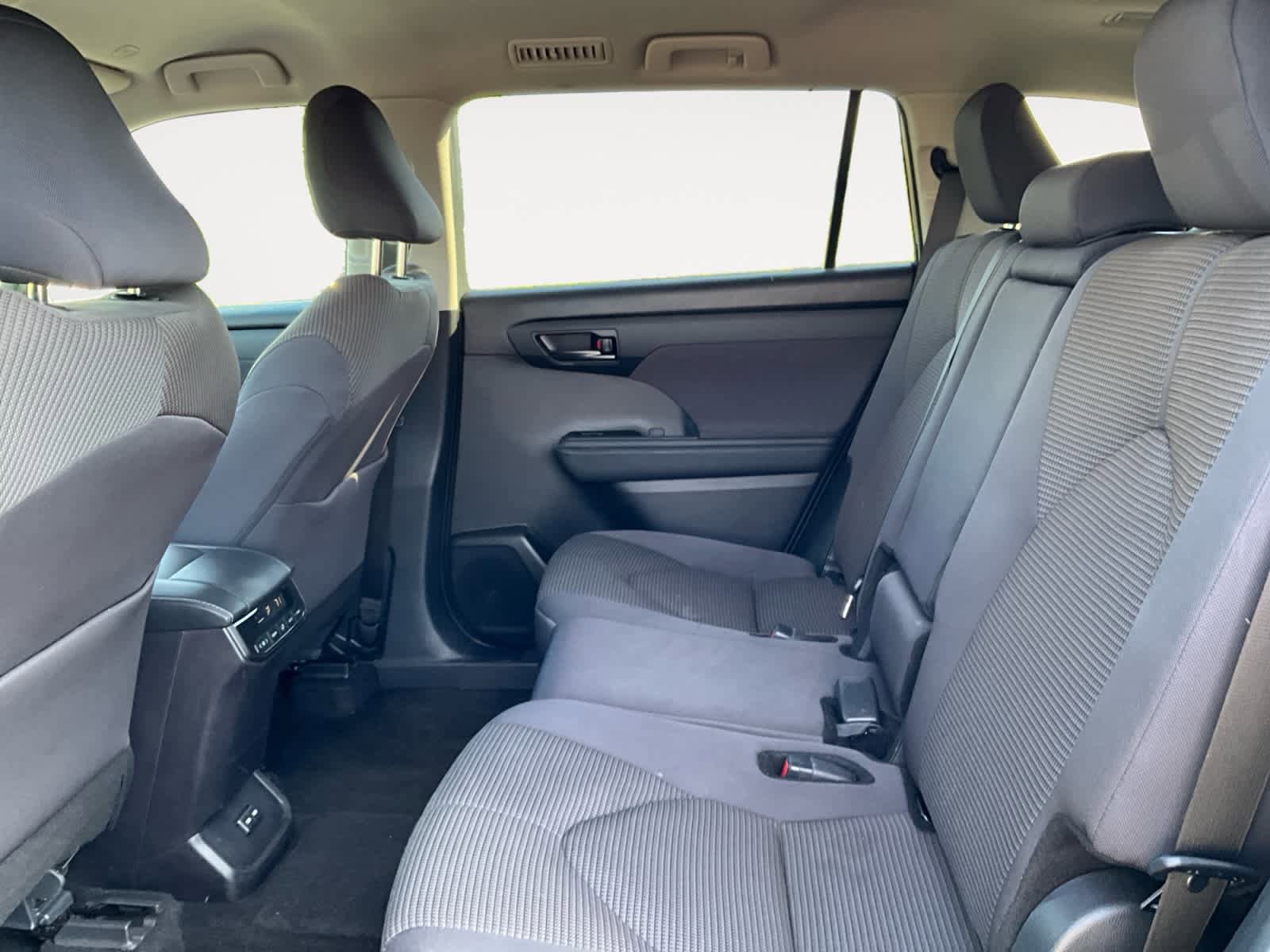 Used 2024 Toyota Highlander LE AWD/4WD image 15