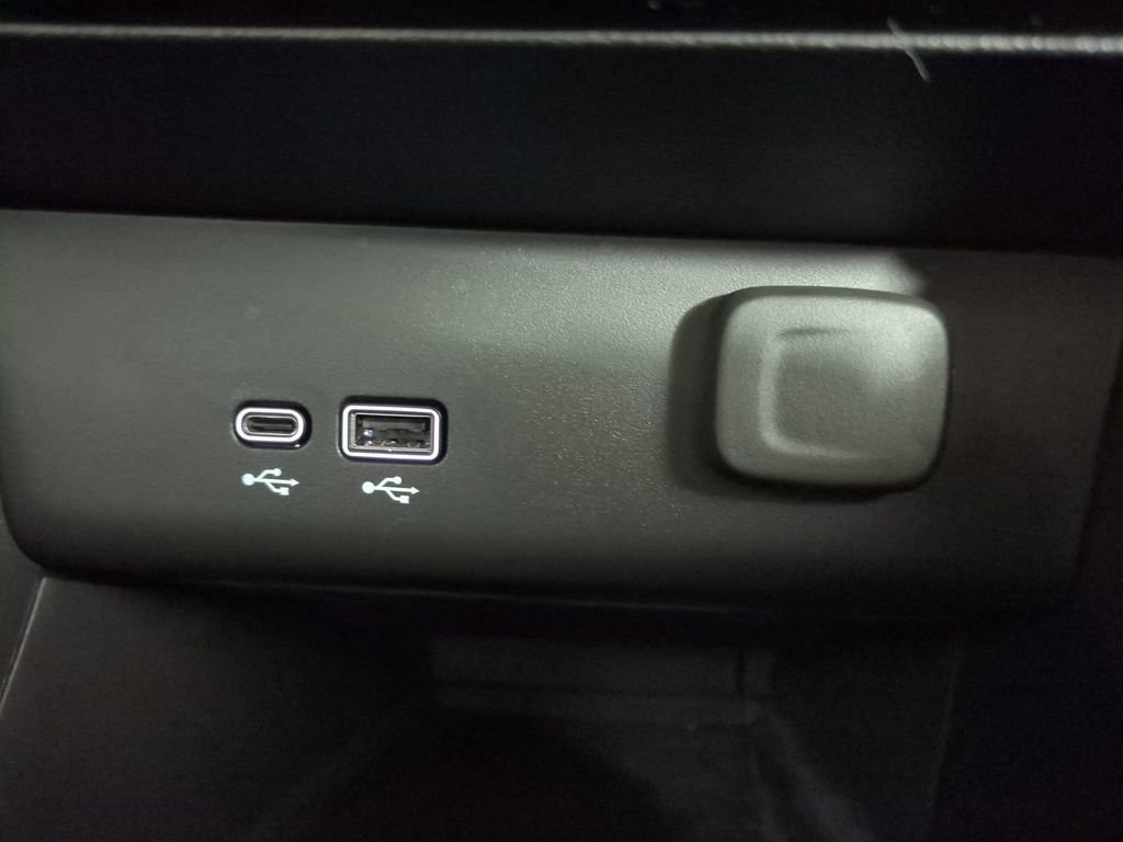 Used 2025 Buick Encore GX Avenir w/ Avenir Technology Package image 26