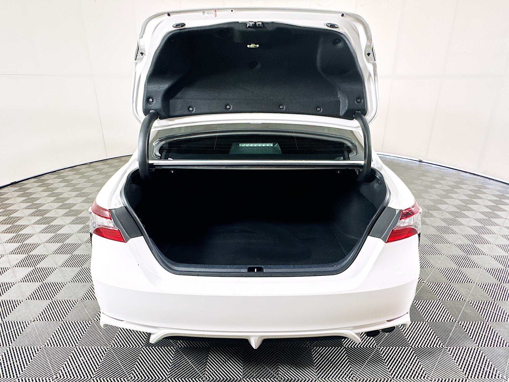 Used 2022 Toyota Camry SE w/ Convenience Package FWD image 31