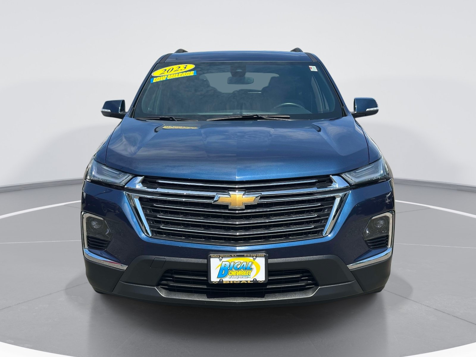 Used 2023 Chevrolet Traverse LT FWD image 2