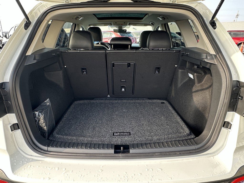 Used 2025 Volkswagen Taos SE w/ Panoramic Sunroof Package image 7