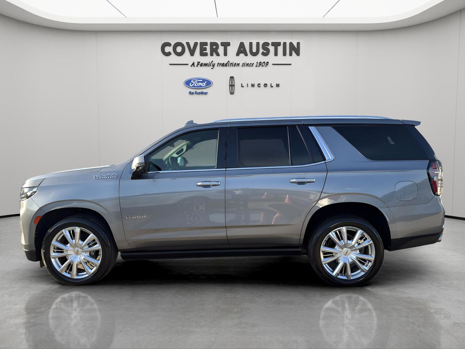 Used 2021 Chevrolet Tahoe High Country w/ Premium Package image 2