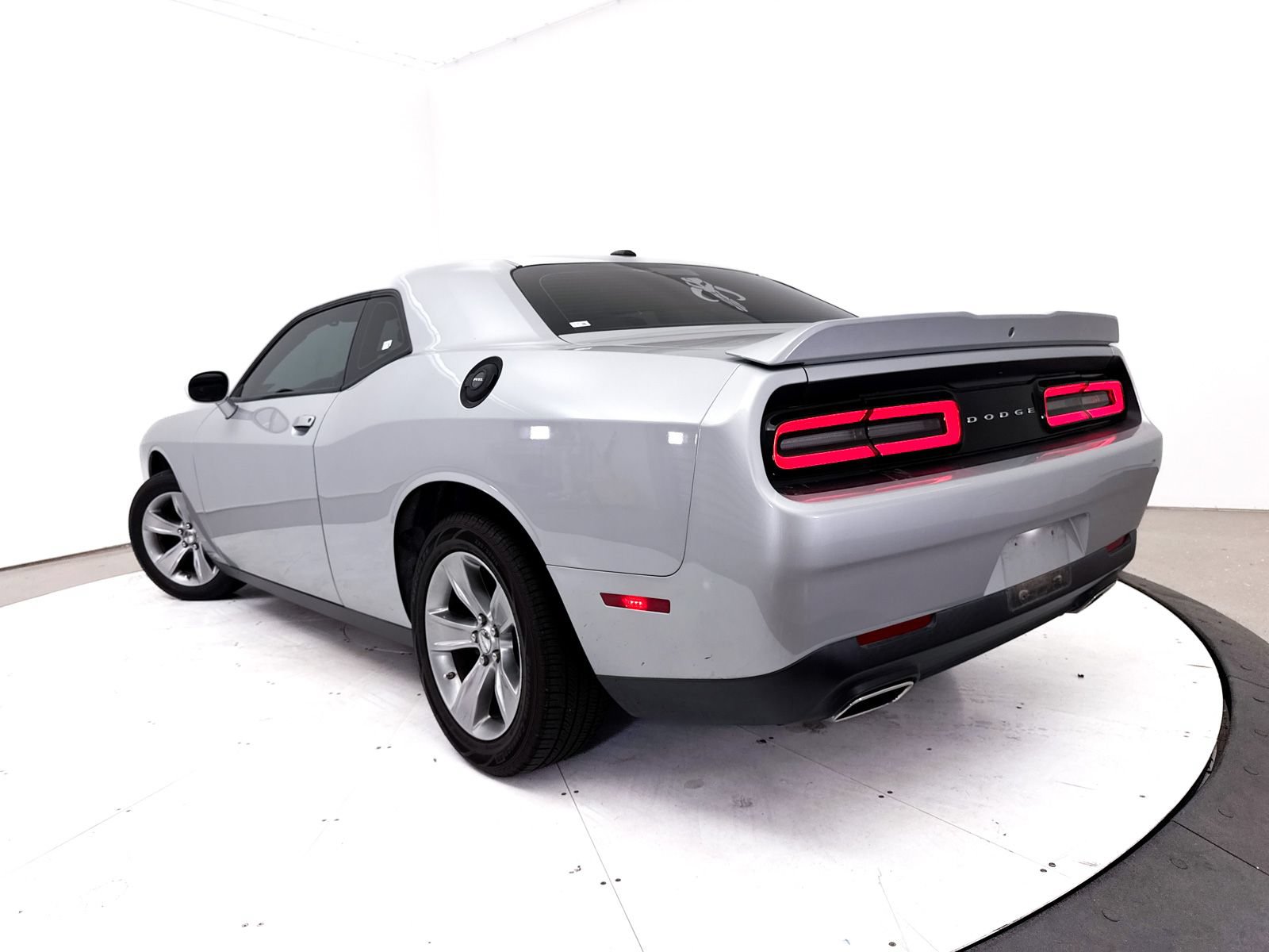 Used 2022 Dodge Challenger SXT RWD image 2