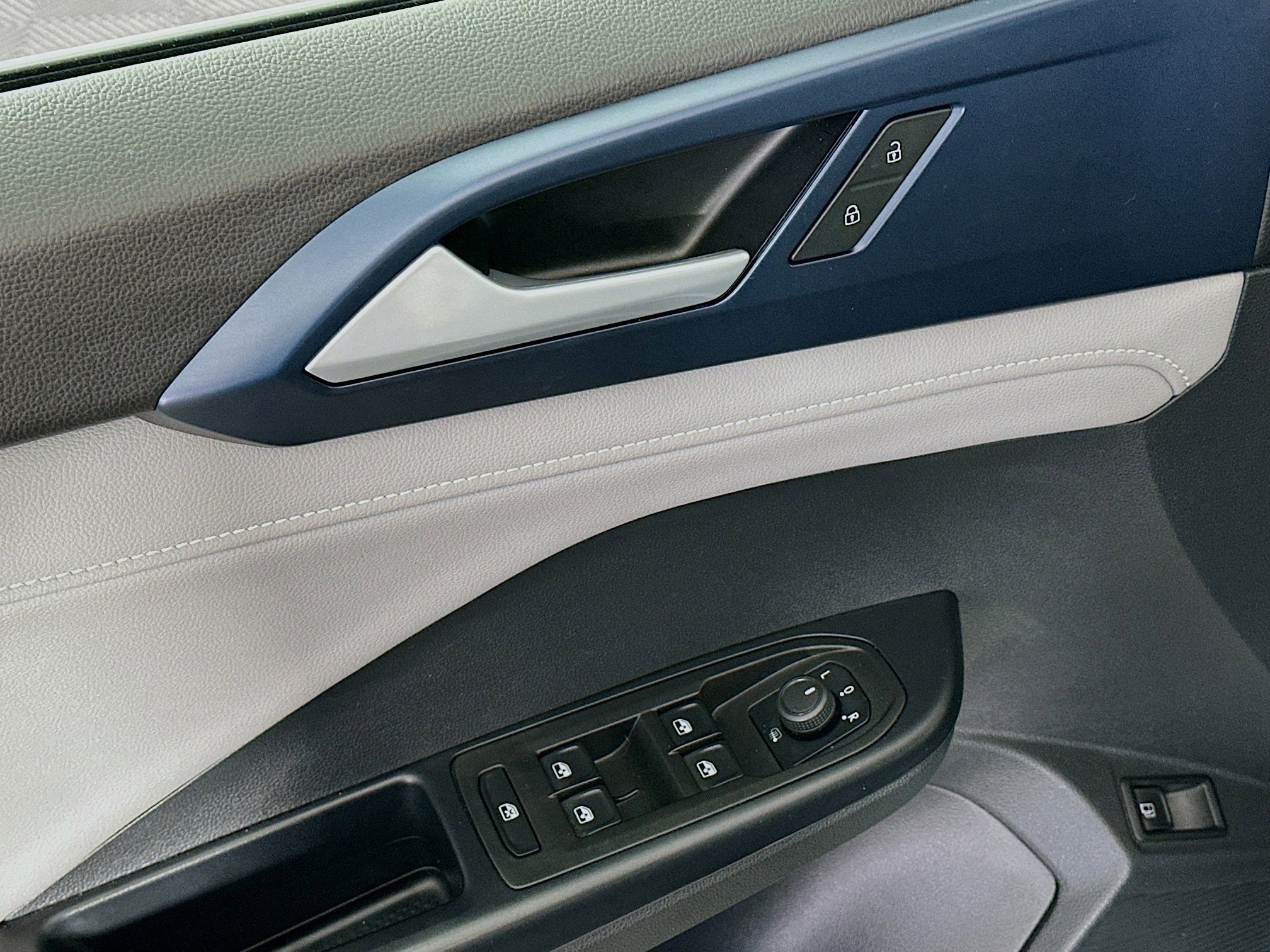 Used 2024 Volkswagen Taos SE image 15