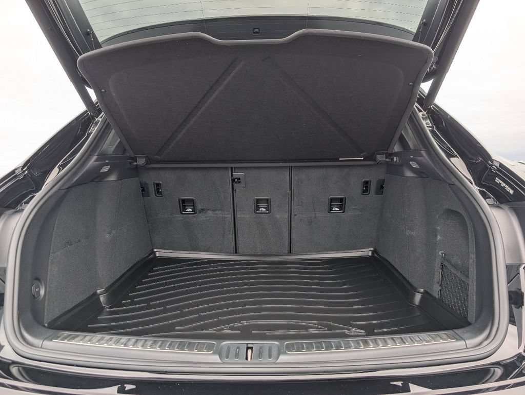Certified 2025 Porsche Macan AWD/4WD image 12