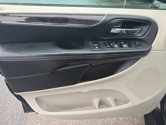 Used 2011 Chrysler Town & Country Touring FWD image 17