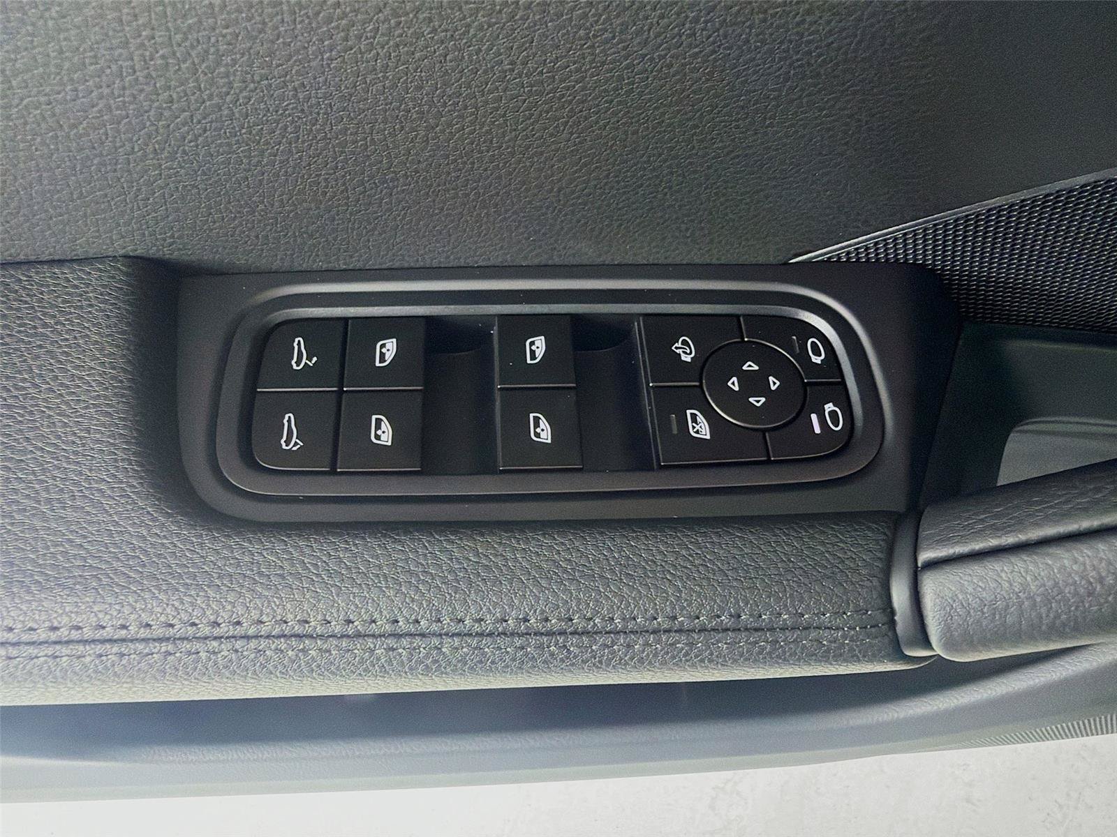 New 2026 Porsche Cayenne Coupe AWD/4WD image 8