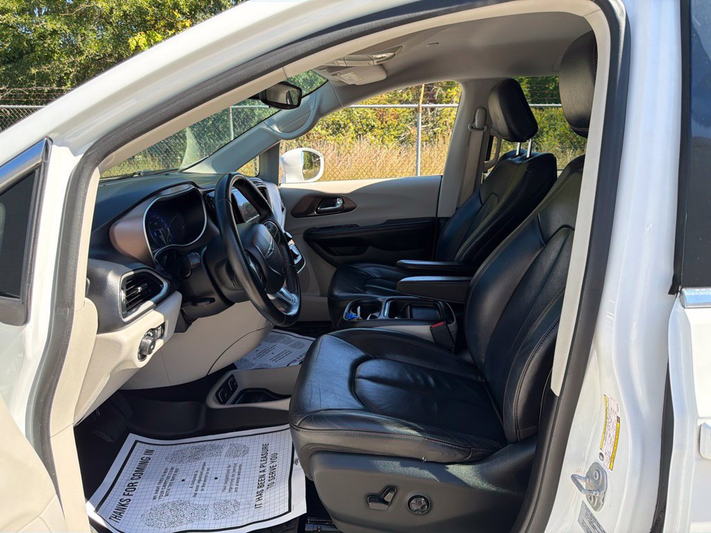 Used 2017 Chrysler Pacifica Touring-L FWD image 23