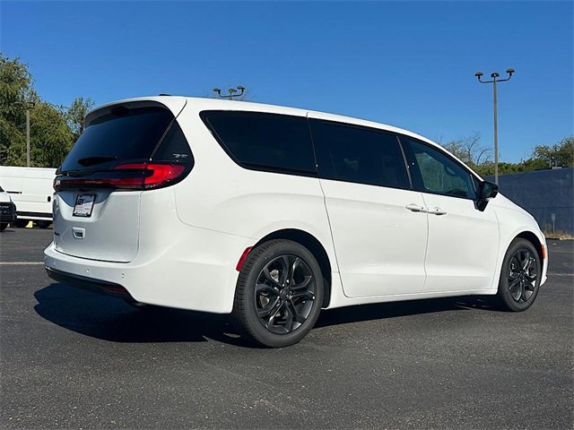 New 2026 Chrysler Pacifica Select image 5