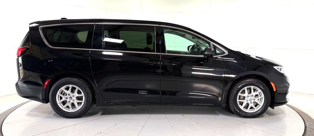 Used 2024 Chrysler Pacifica Touring-L FWD image 3