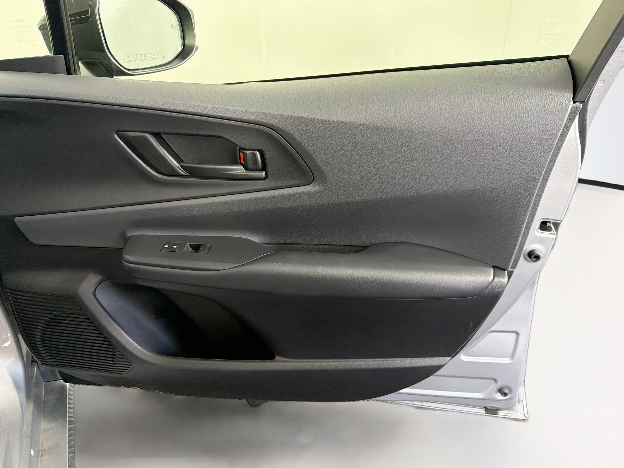 Used 2025 Toyota Prius LE FWD image 32