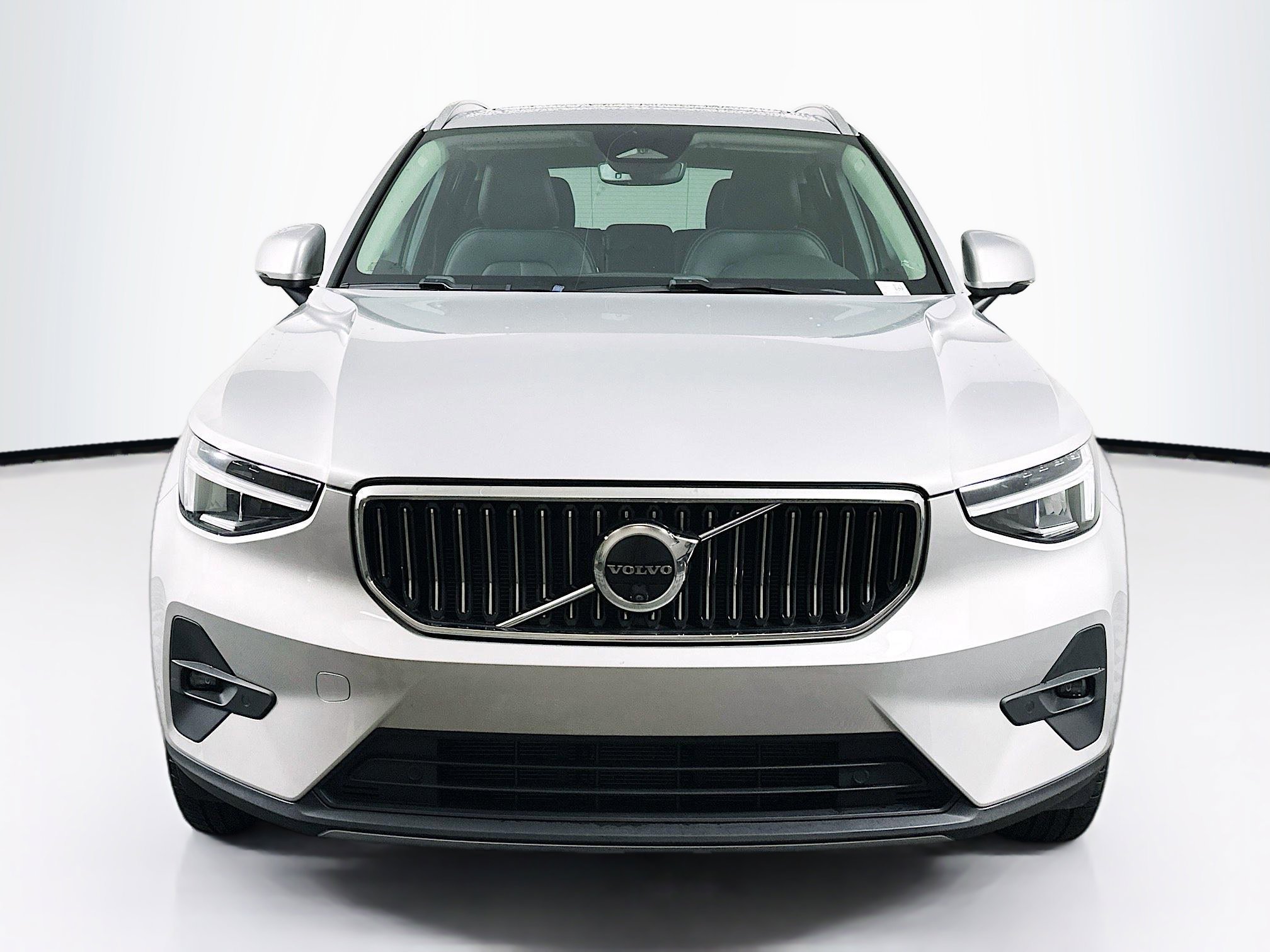 Used 2025 Volvo XC40 B5 Plus image 2