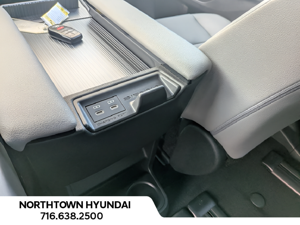 Used 2026 Toyota Sienna XLE FWD image 32