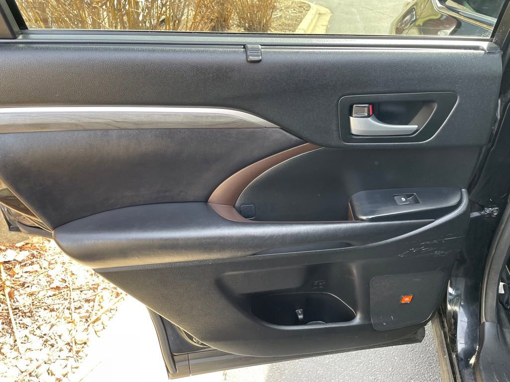 Used 2017 Toyota Highlander Limited Platinum image 18