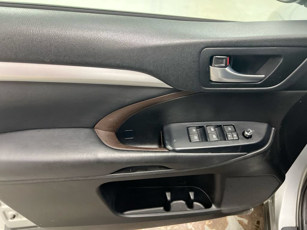 Used 2018 Toyota Highlander XLE AWD/4WD image 21