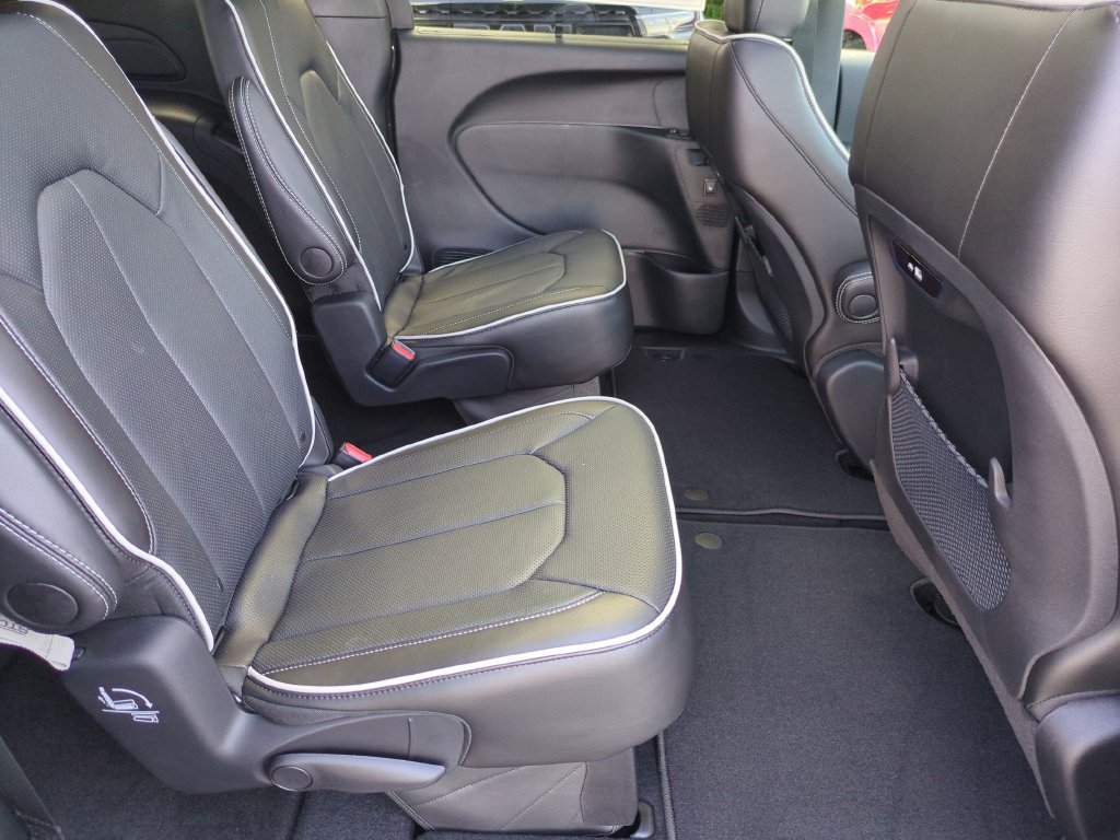 New 2027 Chrysler Pacifica Limited FWD image 34