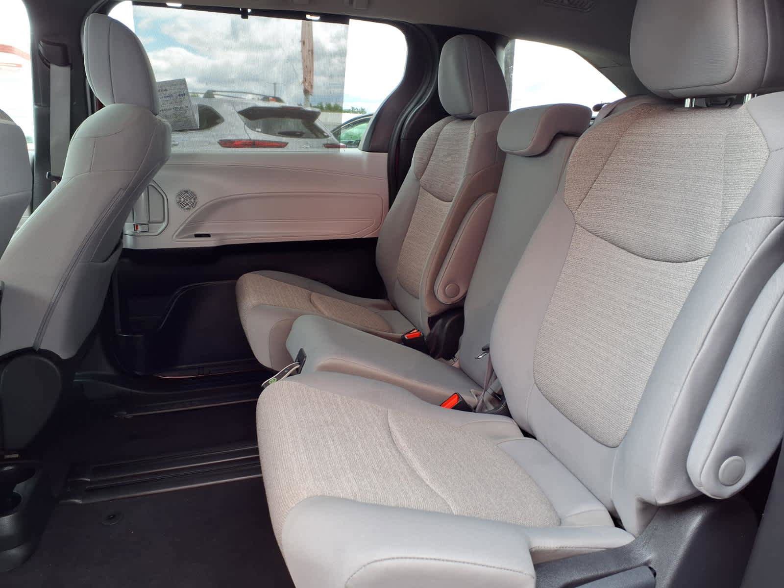 Certified 2025 Toyota Sienna LE FWD image 19