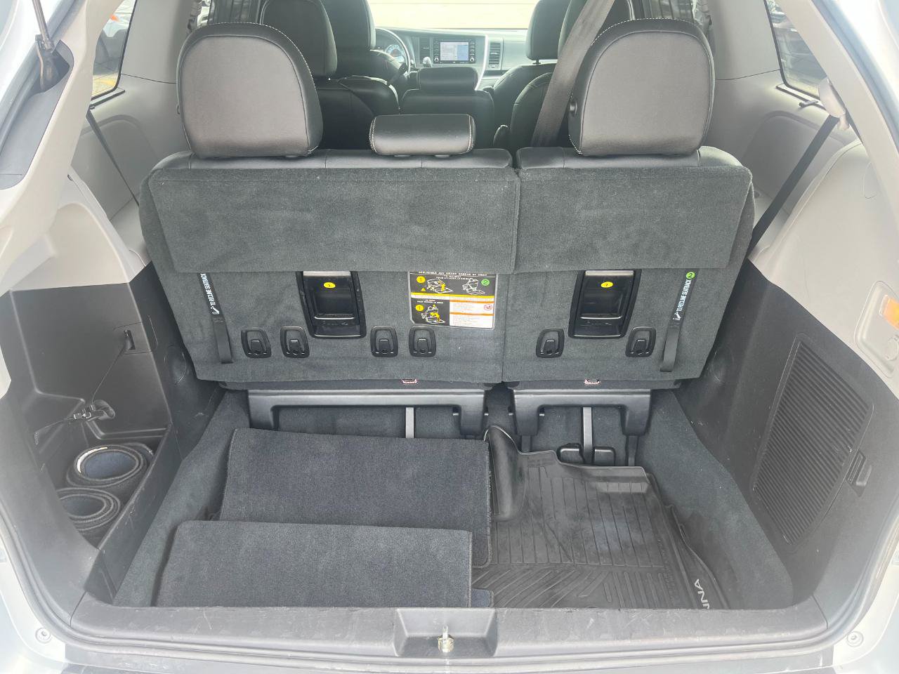 Used 2019 Toyota Sienna SE w/ SE Preferred Package FWD image 18
